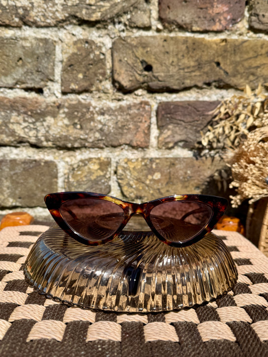 CAT EYE TORTOISESHELL SUNGLASSES