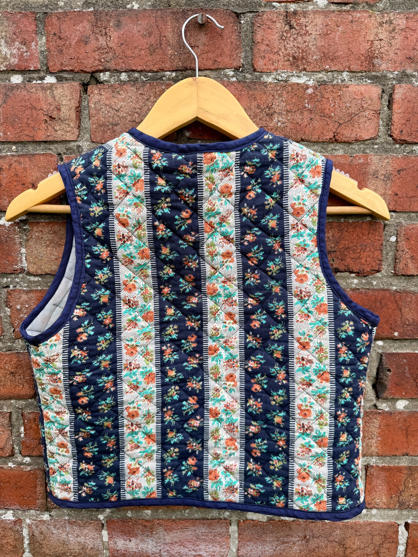 QUILTED FLORAL CROPPED GILET - UK 10